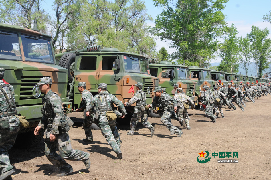 第16军大量装备国产新型122毫米车载榴弹炮