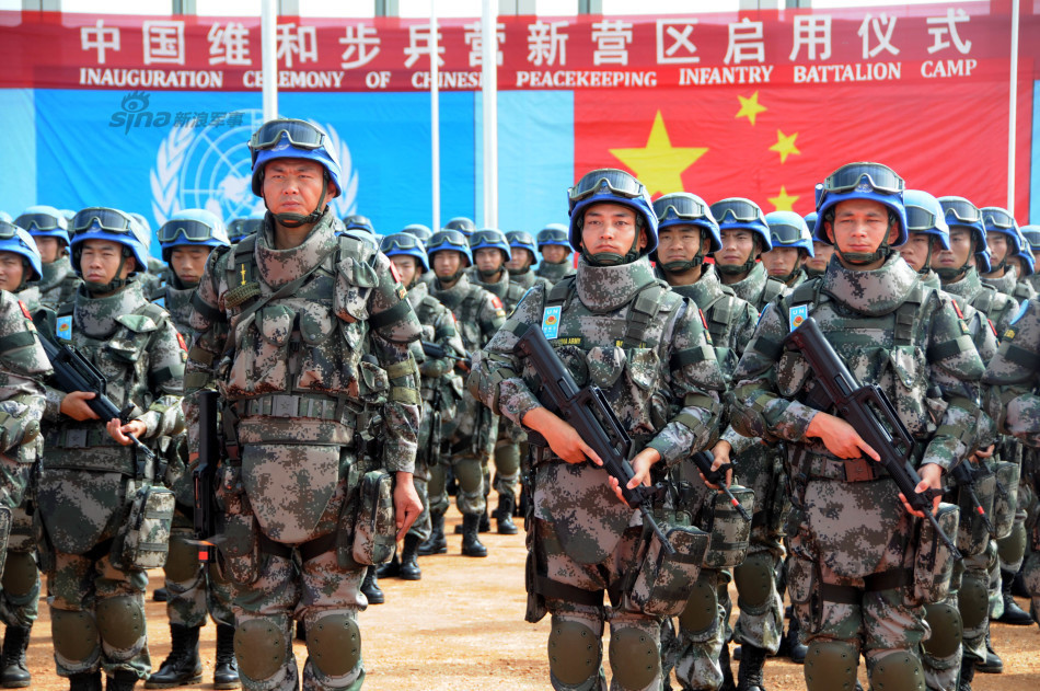 我维和步兵在南苏丹受阅 护具先进武装到牙齿