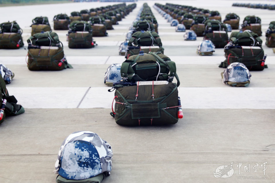 空降兵新毕业军官完成跳伞,其中包括6名女尉官!