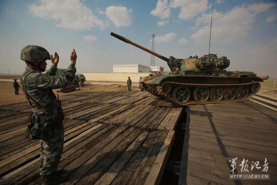 红方部队开进朱日和基地 大批62式轻型坦克参战
