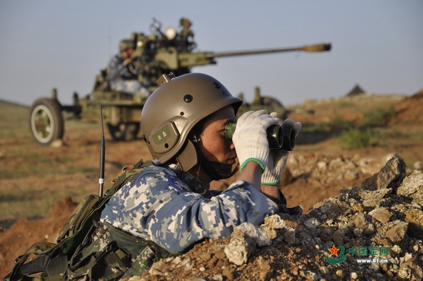 蓝军用双37高炮平射红军