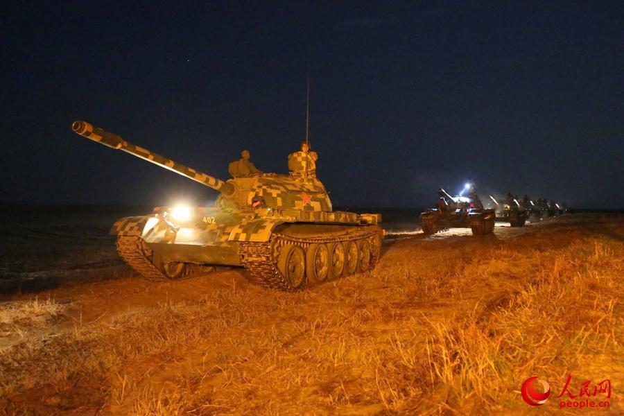 我军59坦克赶时髦 刷数码迷彩涂装练行进中开炮