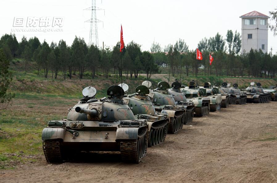 装甲兵学院学员演练:96a战59无人机天上走