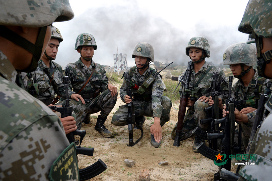 气势猛战力强:42军新型两栖战车成群冲滩进攻