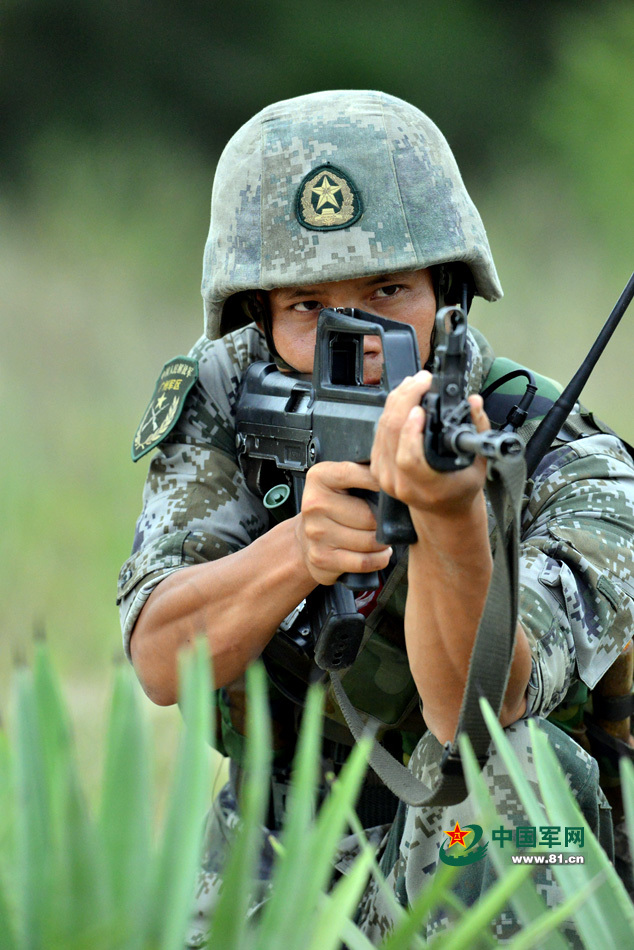 气势猛战力强:42军新型两栖战车成群冲滩进攻