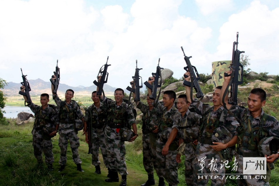 42军配备大量新型两栖突击战车 实战演习全出动