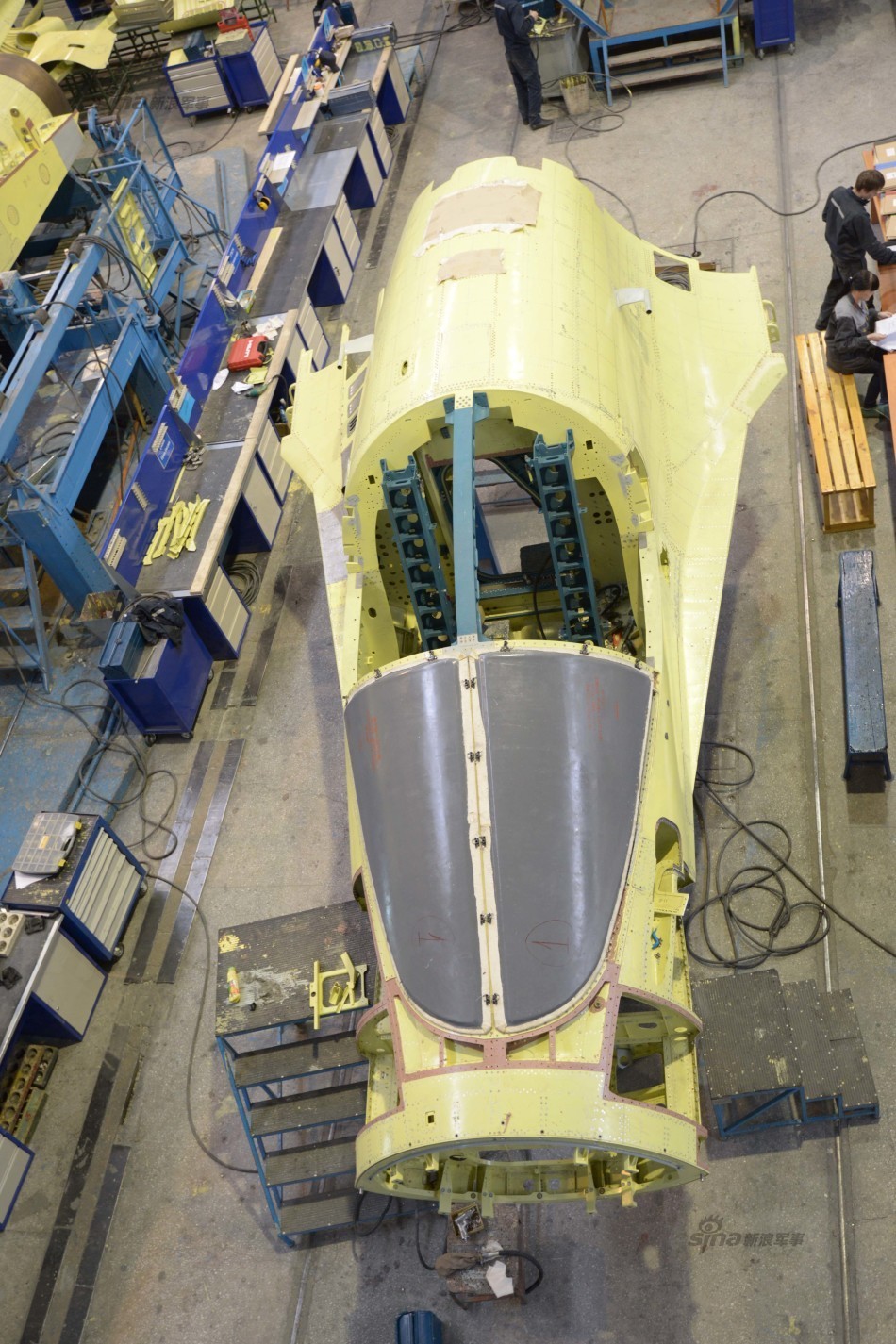 俄罗斯人太透明:苏34战机生产厂随便看随便拍