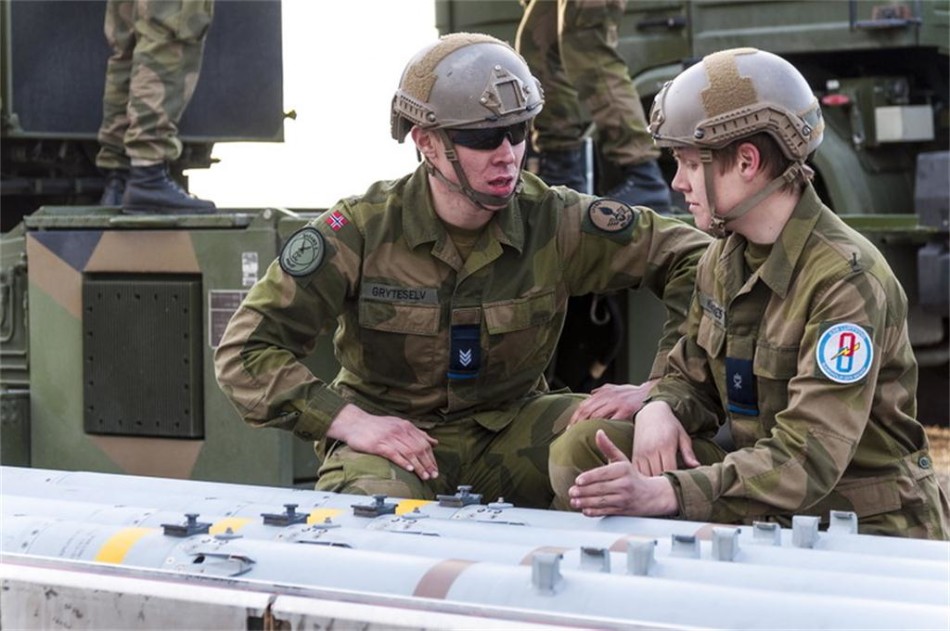 挪威防空导弹部队实射演习 金发女兵数量不少