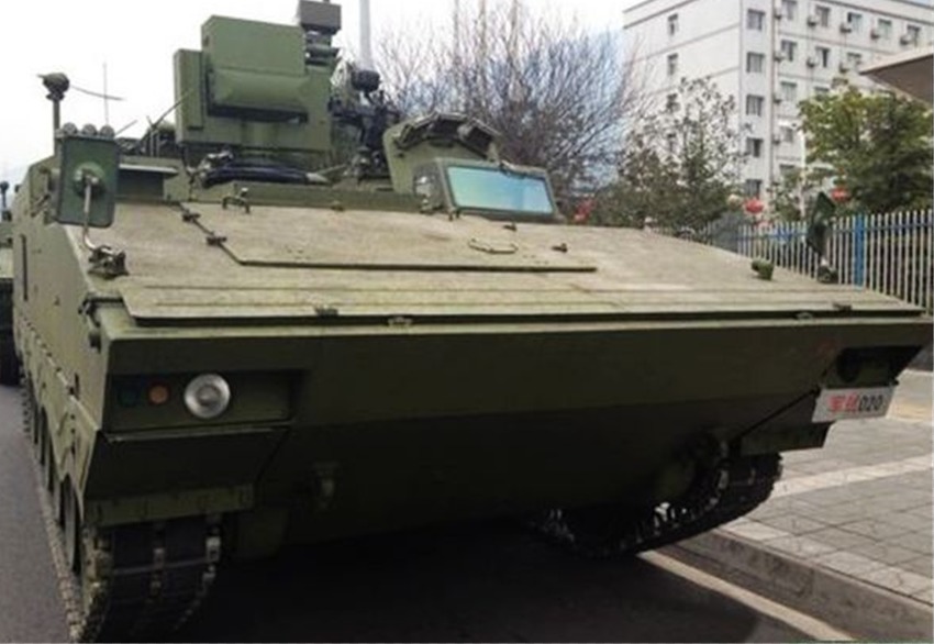 陆军新型装甲侦察车曝光 长脖子引人注意