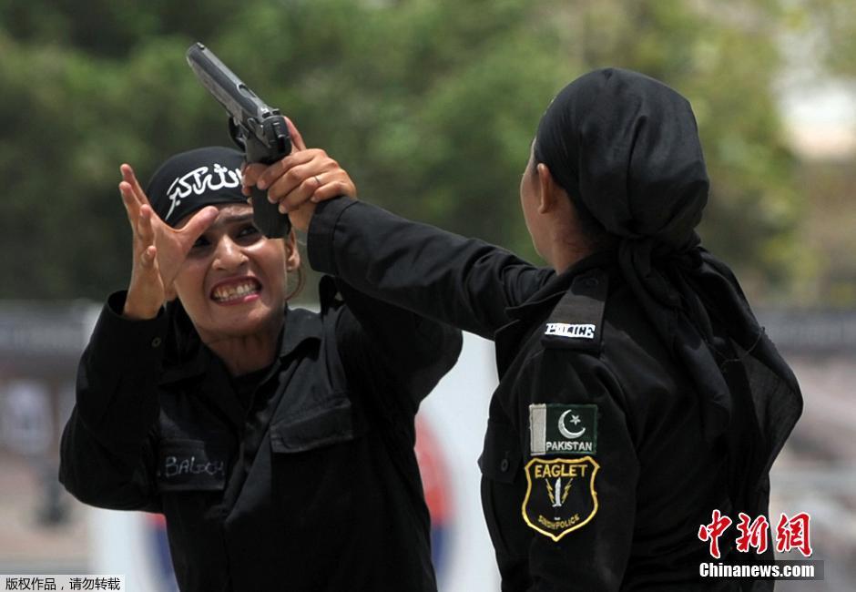 巴铁貌美女警秀空手夺枪