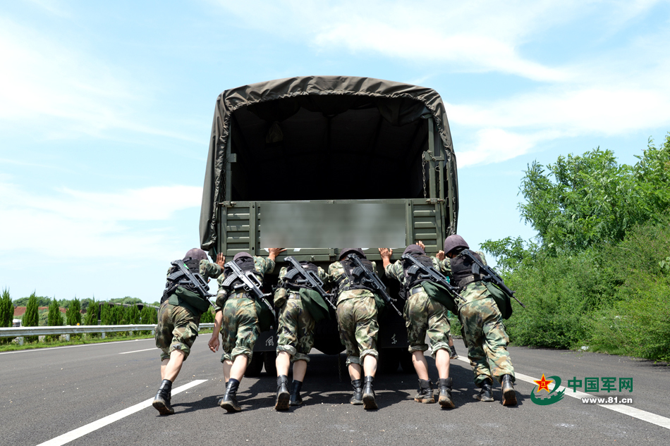 驻湖南武警用残酷魔鬼周选出勇士,淘汰率非常高!