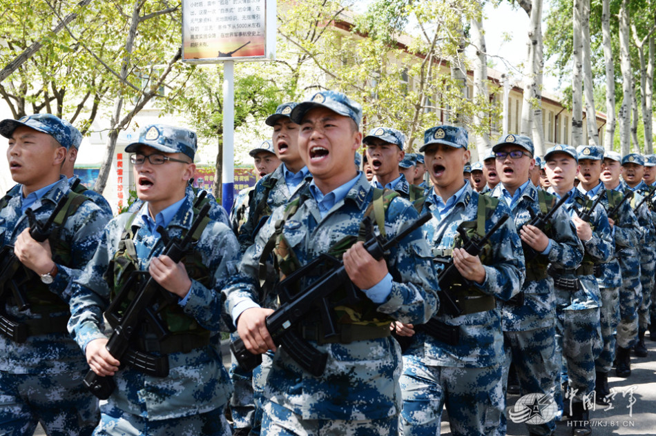 空军部队真是大手笔:一下培训出千名带兵骨干_高清图集_新浪网