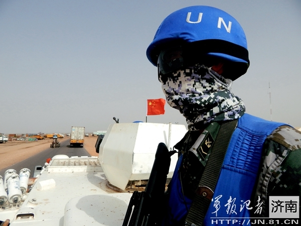 我军驻苏丹营区亮相 士兵行头酷多国部队效仿