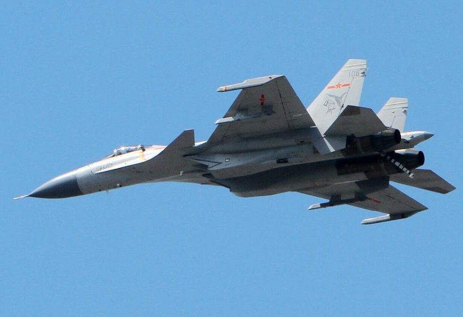 歼15释放尾钩致敬