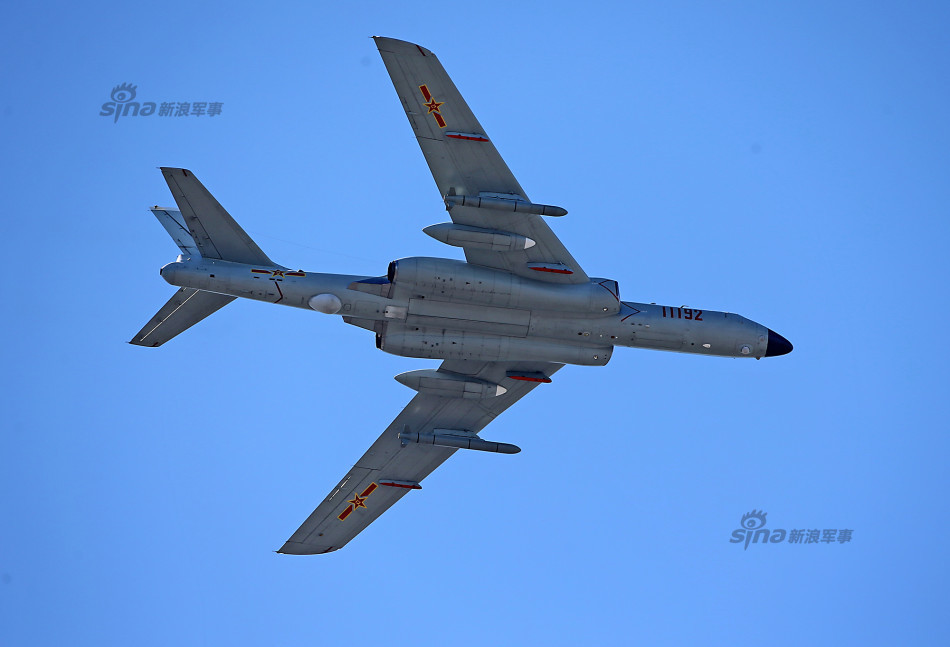 军方出动数百架战机,进行超低空密集大编队飞行.(新浪军事拍摄)