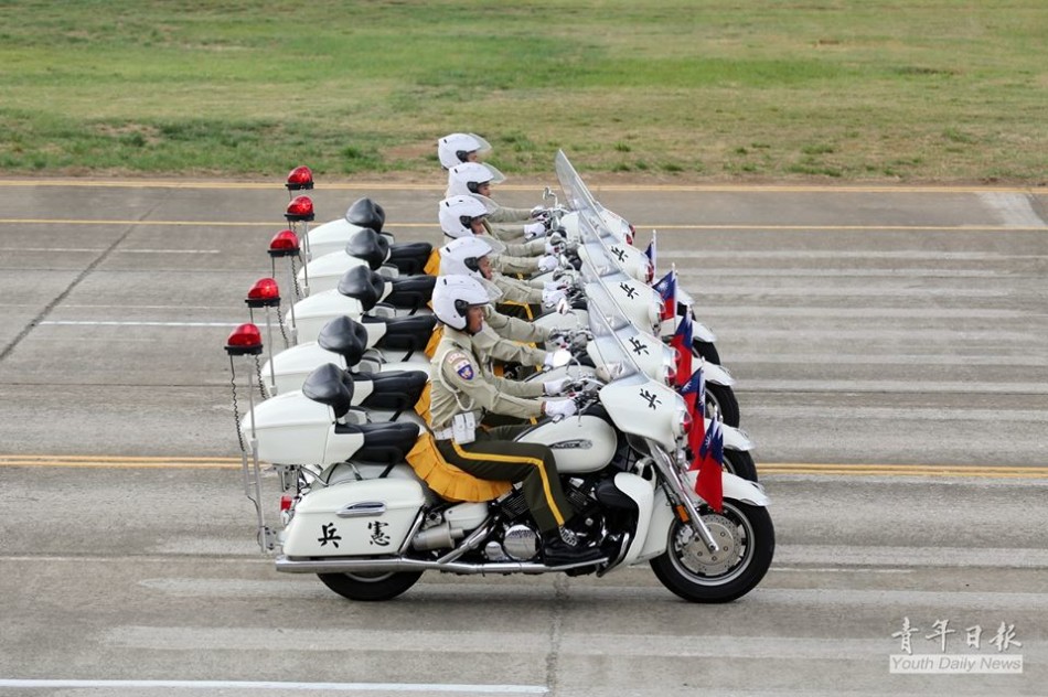 台湾举办抗战阅兵式 陆空精锐武器士兵出动