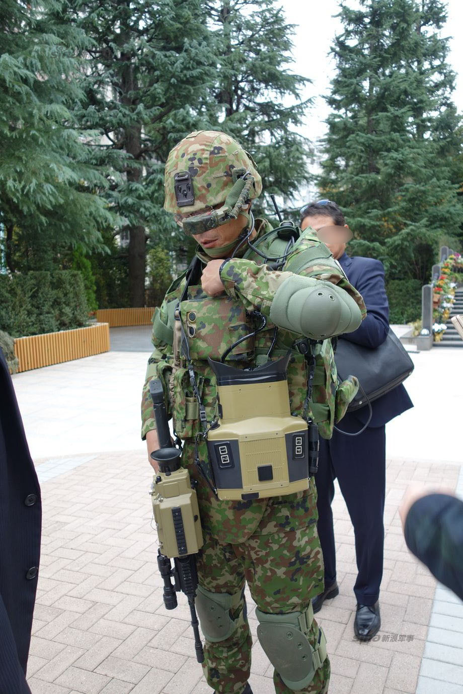 日本陆自数字化士兵曝光 配新步枪装大个瞄具