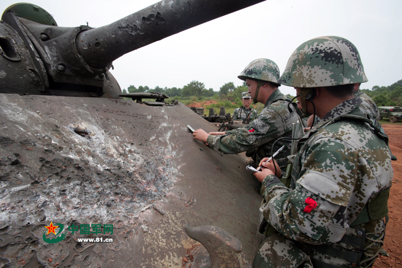 14军新锐武器实弹攻击真战车 旧坦克被地雷炸翻_高清图集_新浪网