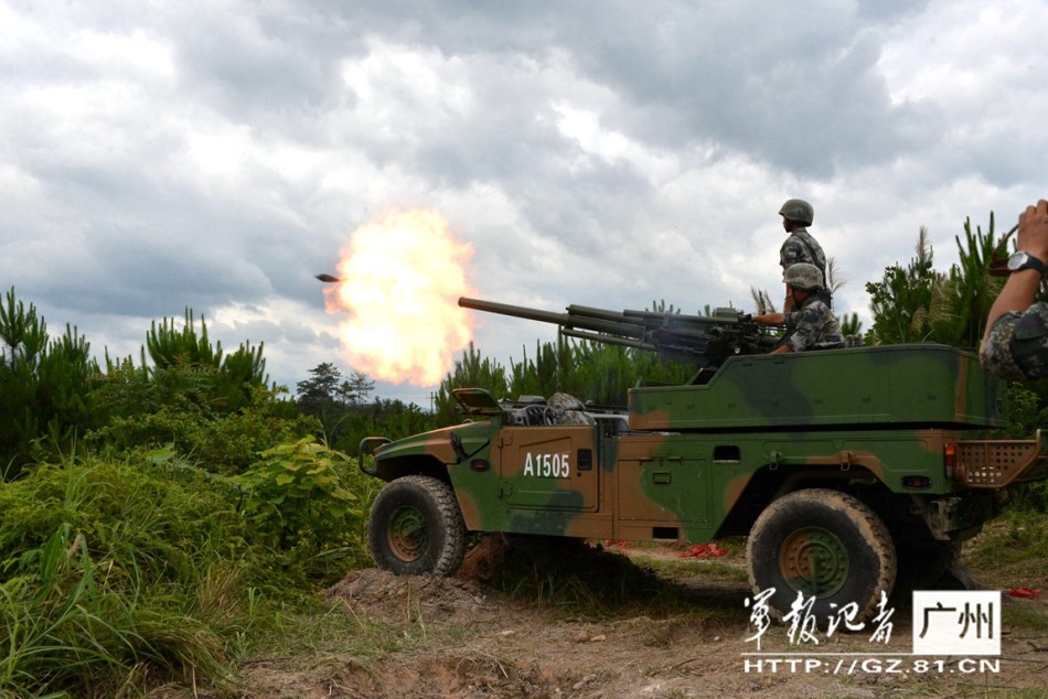 82毫米速射迫击炮开火