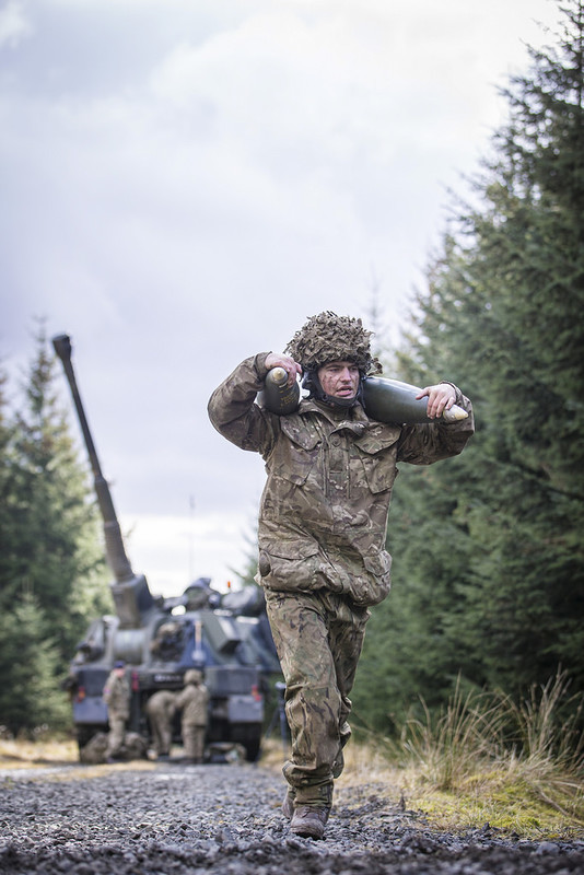 英军多门重炮玩齐射,大兵一人扛两枚沉重炮弹!