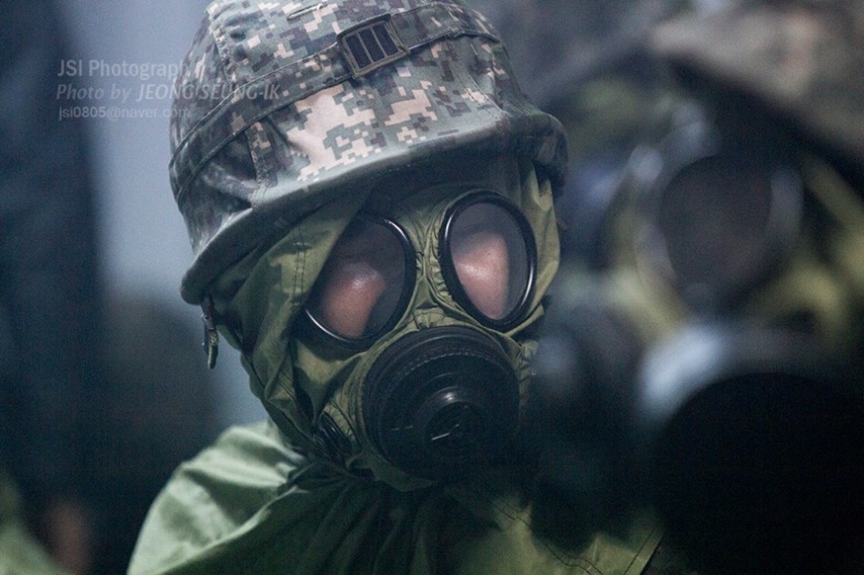 韩国女兵接受瓦斯弹毒熏训练 眼泪直流很难受