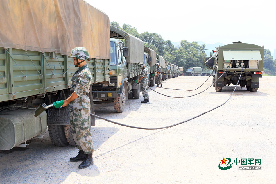 揭秘解放军高原汽车兵 车队挺进高原场面壮观