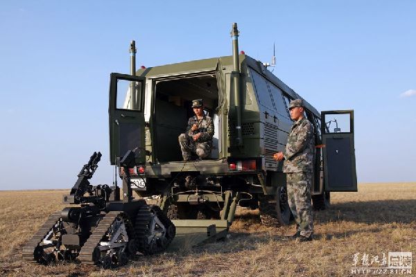 解放军部队列装新六轮机器人 可轻松上下楼梯_高清图集_新浪网