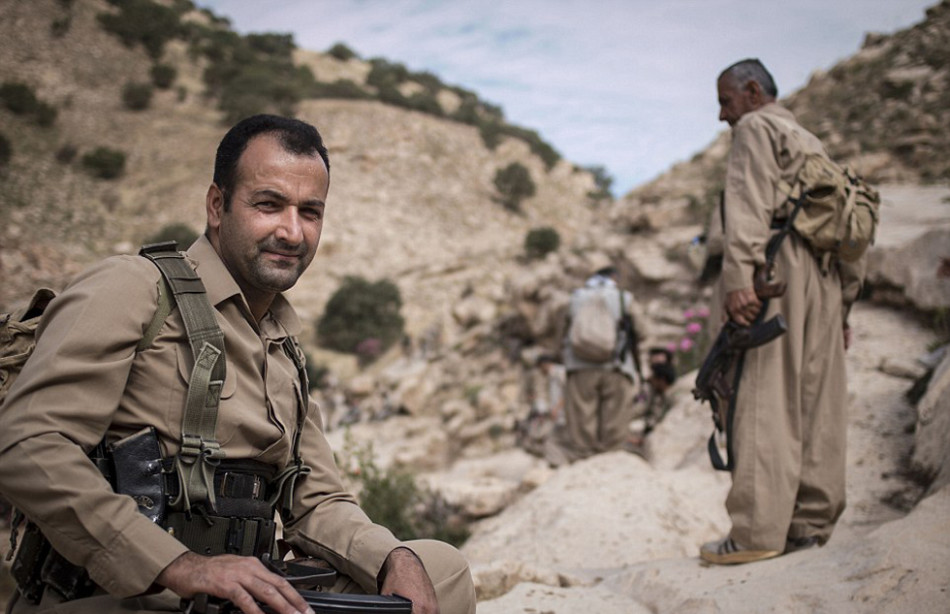 库尔德男女新兵大山里受训以应战is保卫家园!