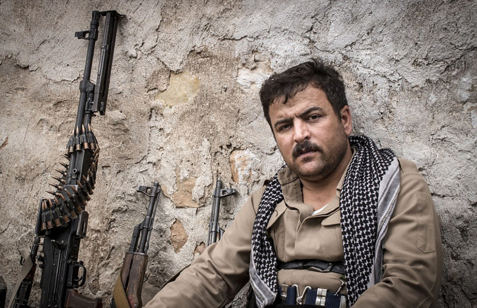 库尔德男女新兵大山里受训以应战is保卫家园!