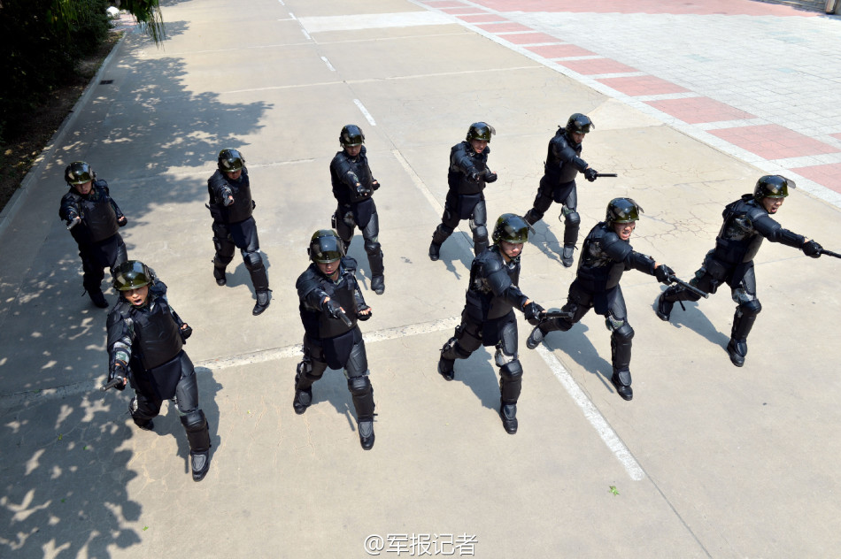 沈阳军区装备部积极组织所属警勤分队开展防暴训练,不断提高官兵应对