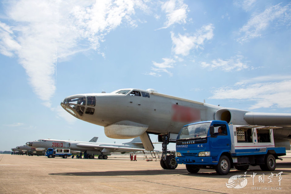 南京军区空军六合新机场出现大批轰6h轰炸机.