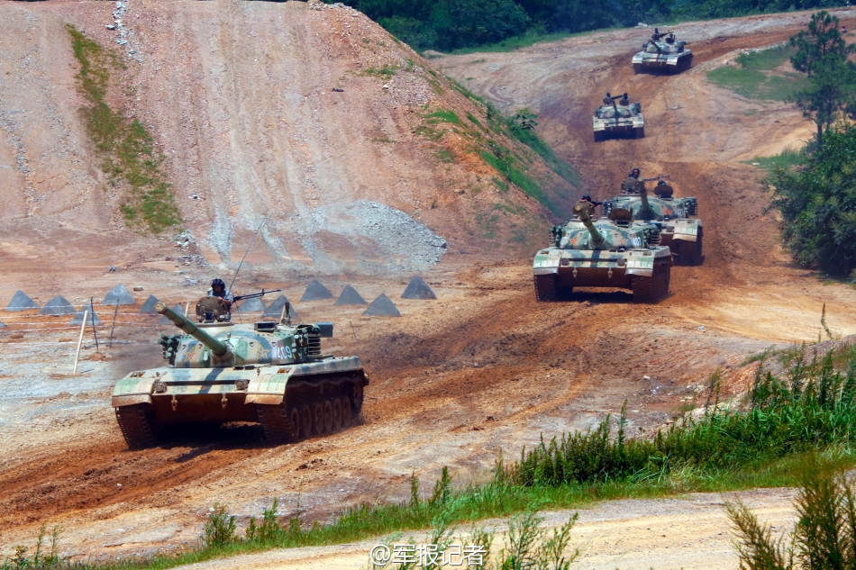 解放军陆空精锐实战演练,96a坦克冲上山地进攻!