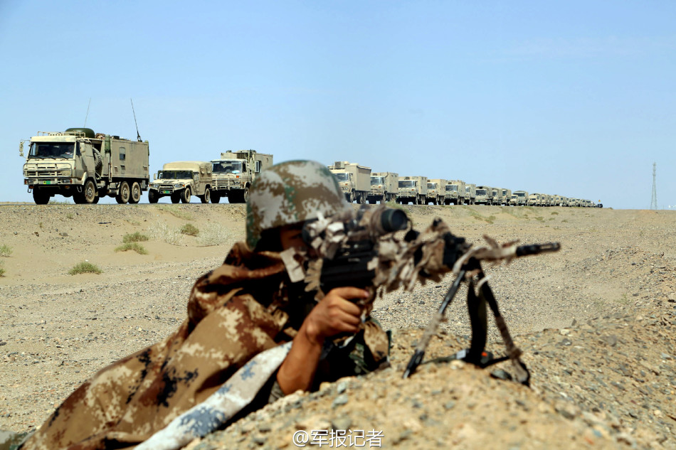 解放军车队千里行军,全部刷时髦沙漠色涂装!