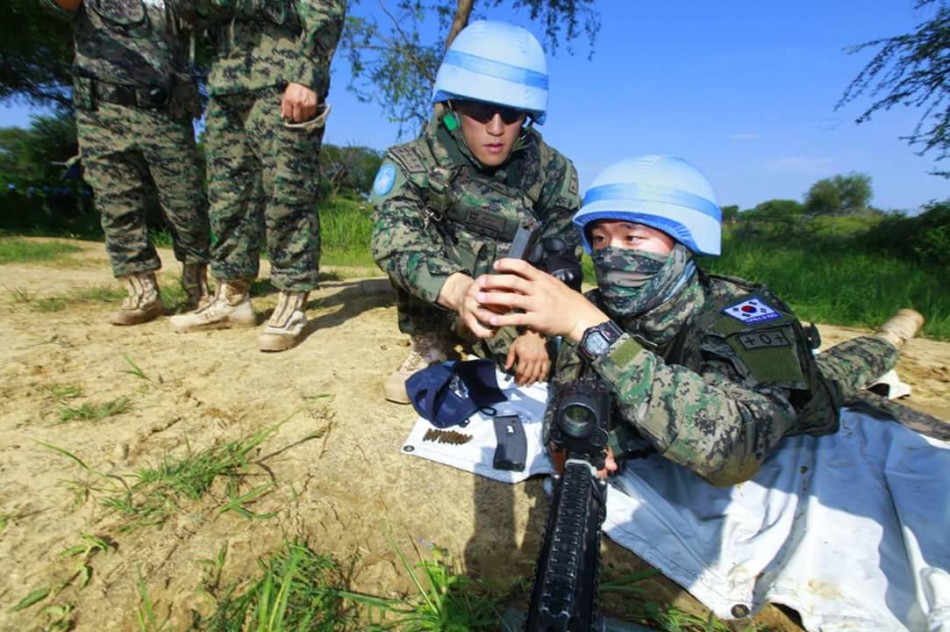 驻南苏丹韩国维和部队亮相,排队练枪保持战斗力!