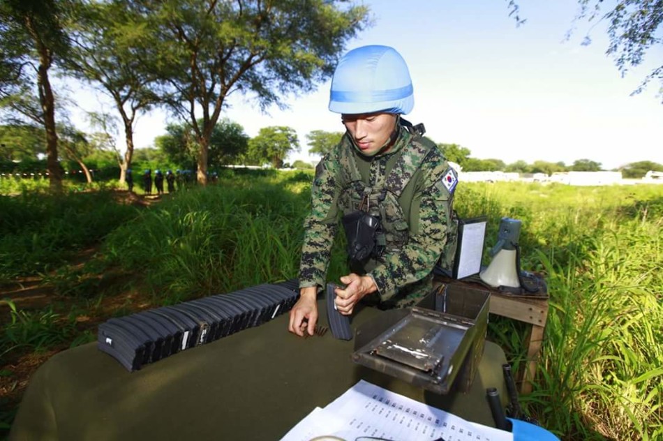 驻南苏丹韩国维和部队亮相 排队练枪保持战力