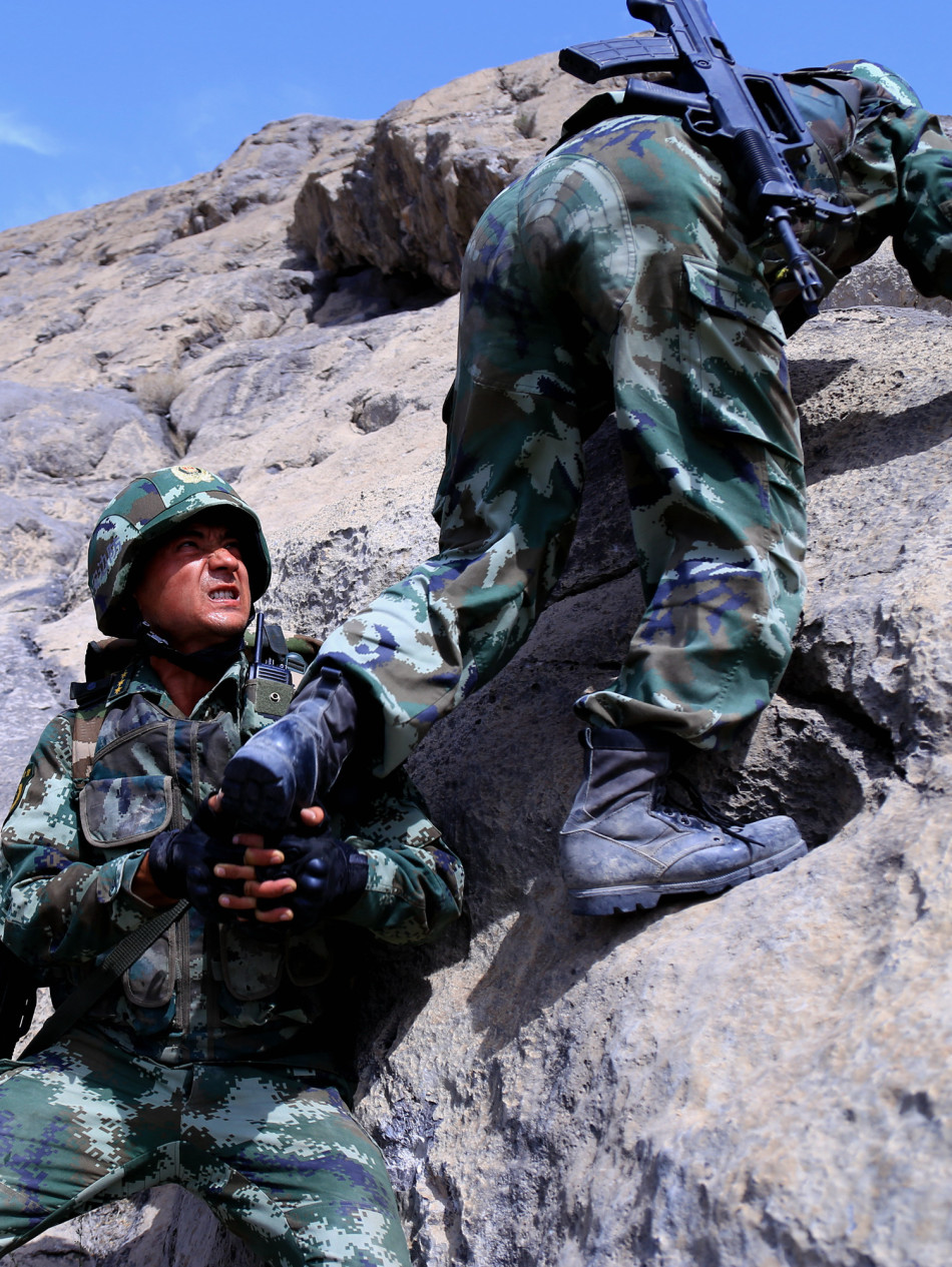 新疆精锐边防进戈壁滩练兵,提升高温作战能力!