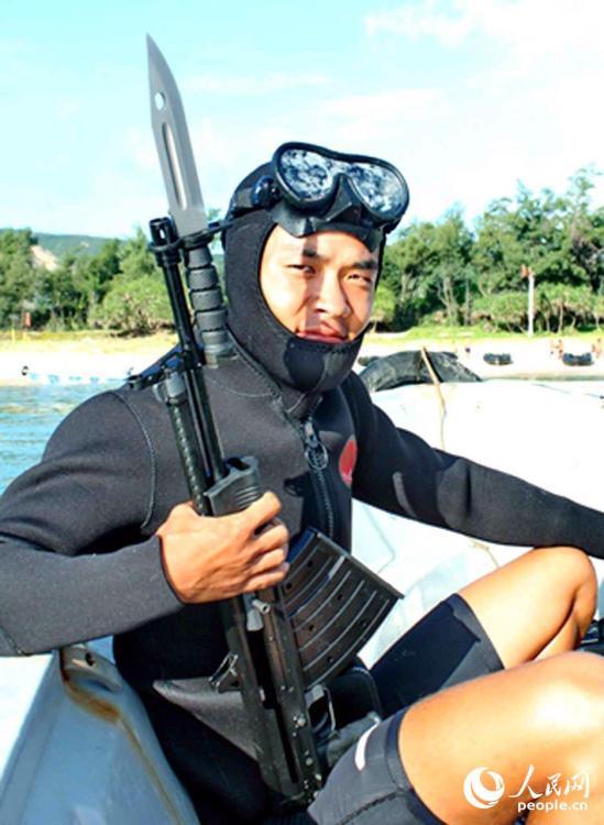 中国海军特种兵魔鬼训练 首见水下步枪挂刺刀