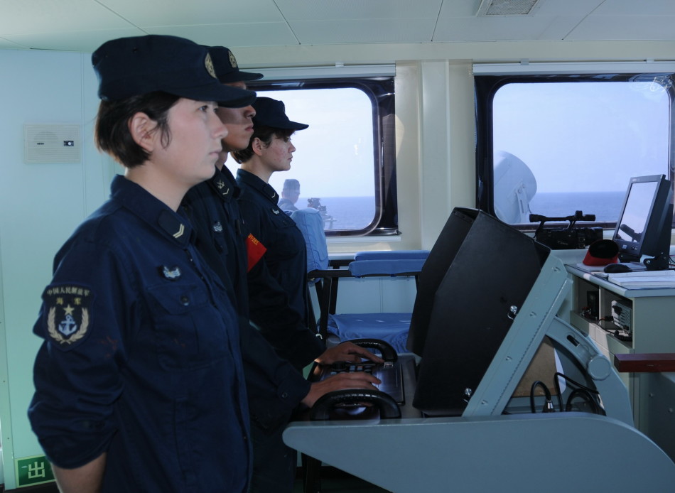 海军首批作战舰艇女水兵在这次南海舰队远海训练中崭露头角.