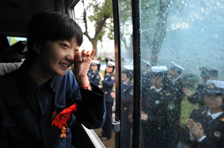 驻浙江舟山海军某部退伍女兵靳京泪别战友(2012年11月25日摄).