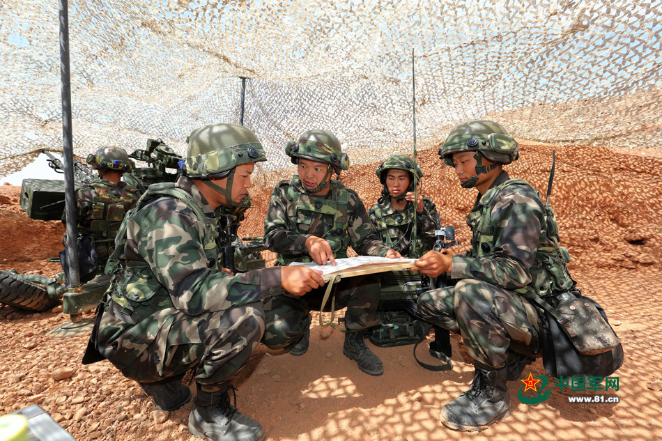 解放军战斗步兵分队在88b坦克掩护下冲锋