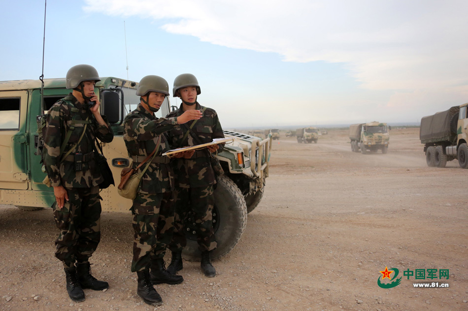 解放军战斗步兵分队在88b坦克掩护下冲锋