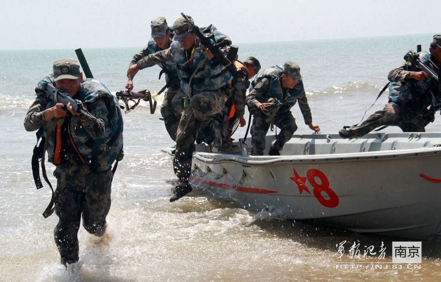南京军区近千士兵练濒海战,依靠冲锋舟快速冲滩!