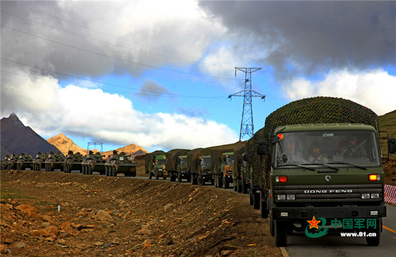 驻藏新型火炮群一级战备 首见我军火箭筒练防空