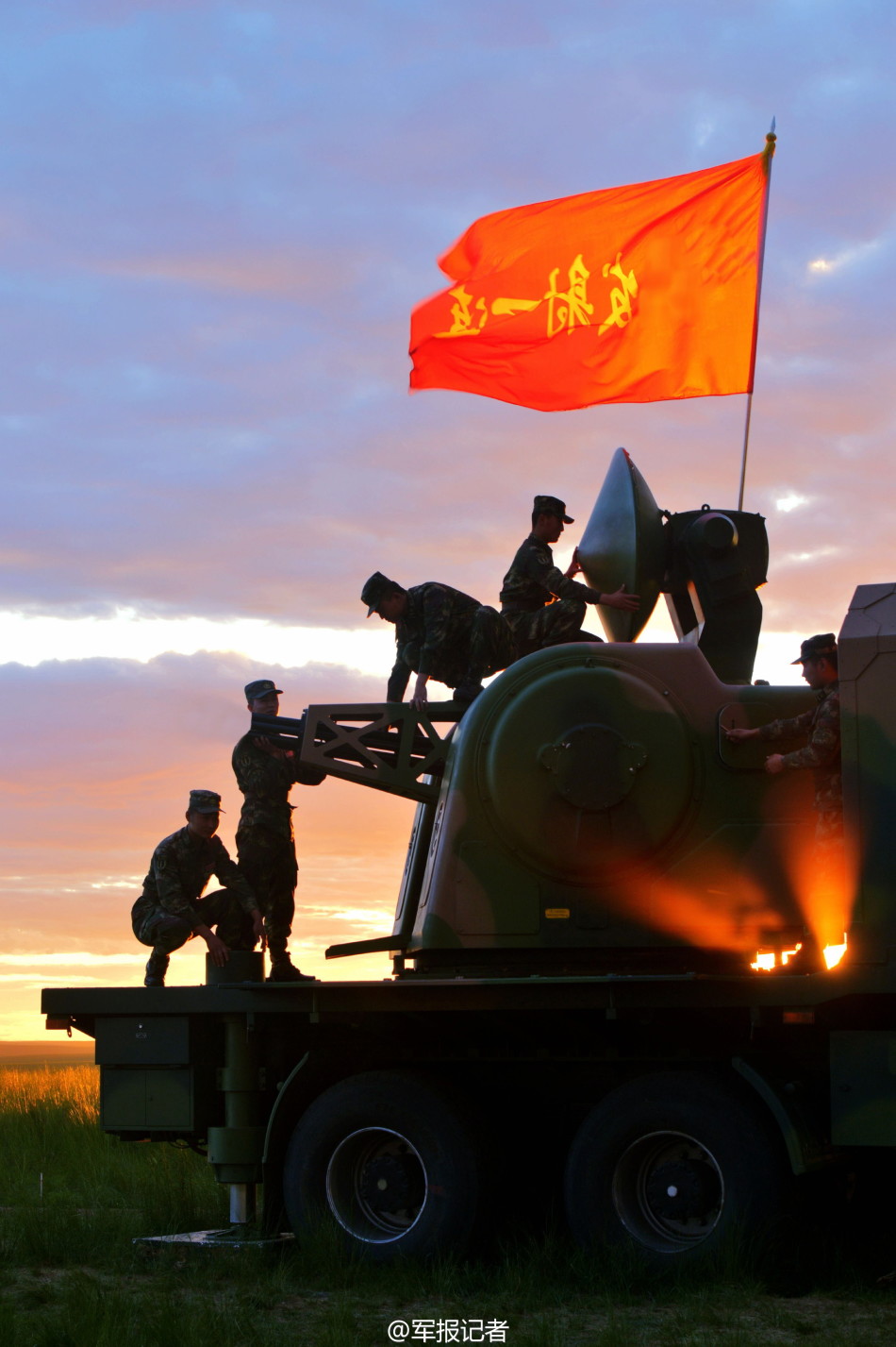 首见二炮部队配陆盾2000近防系统进草原练攻防