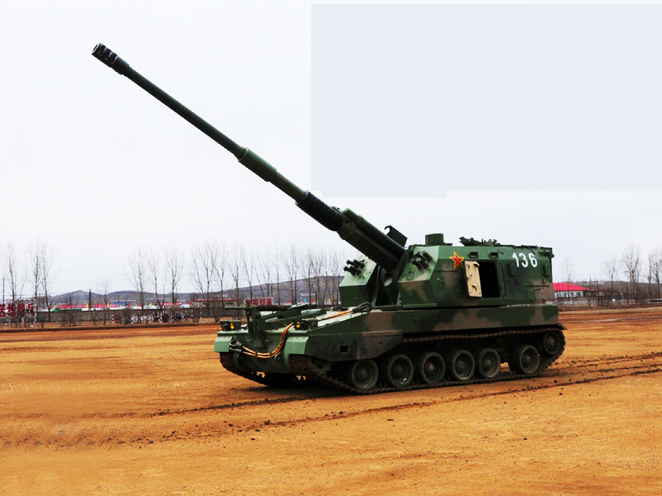 网友在某地火车站拍到我军新改型05式重型火炮