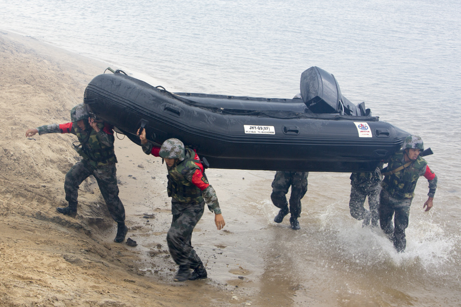 解放军舟桥兵配ak74步枪参加俄军开放水域决赛!