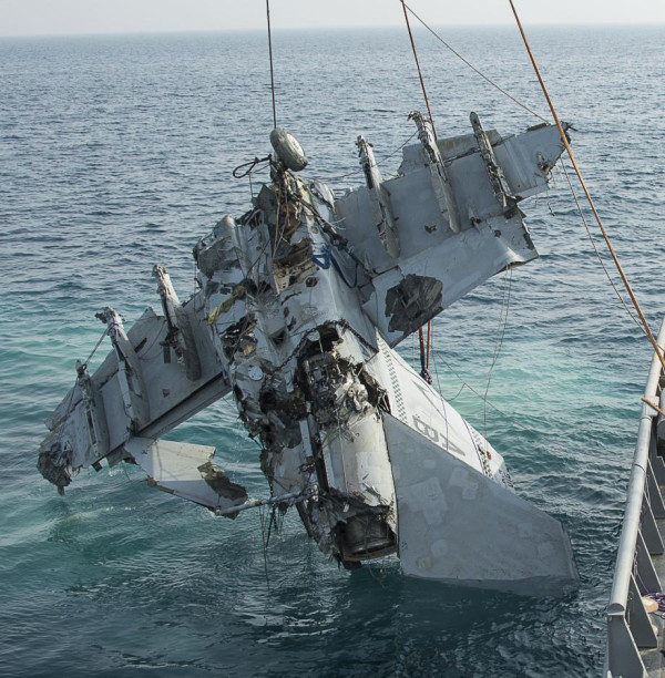 高兴:美国海军水兵捞起一架坠海大黄蜂舰载机!