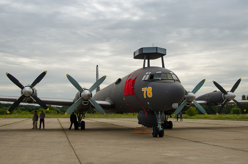 俄军接收第5架伊尔38n反潜机,招待宴会食物精致!