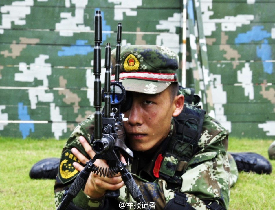 武警狙击手练瞄准枪上叠9枚弹壳纹丝不动