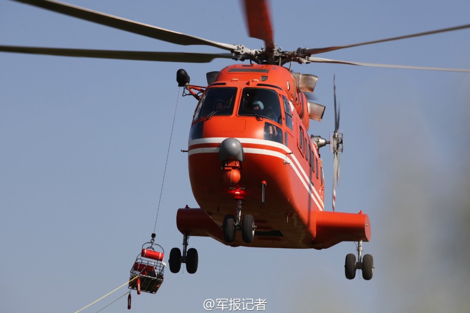 武警森林部队出动两型国产直升机苦练灭火
